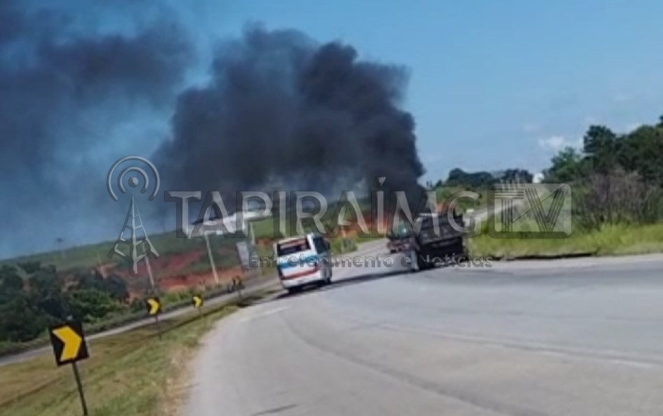 Caminhão carregado com massa asfáltica pega fogo na BR-262