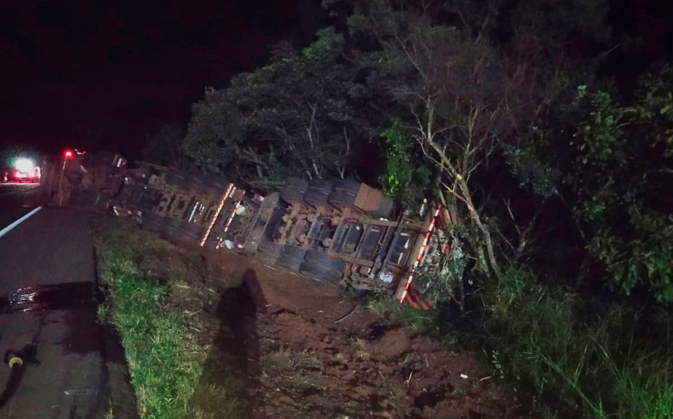 Caminhão de combustível tomba na BR 262, em Bom Despacho