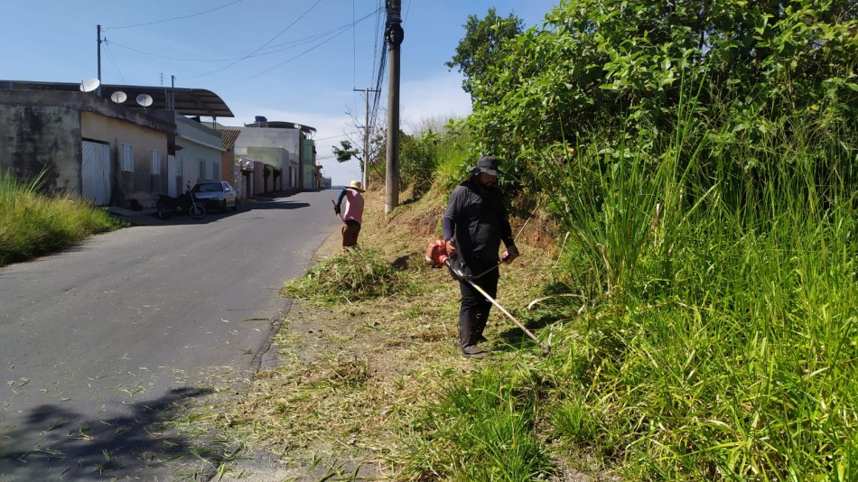 Capina e limpeza são realizadas em diversos bairros de Formiga