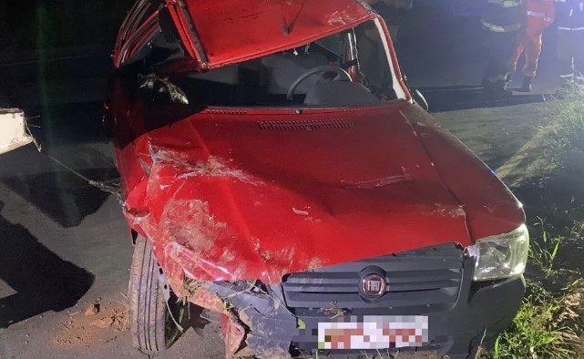 Motorista morre após tentar atender celular, capotar carro e cair de barranco de 15 metros em MG