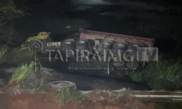 Homem fica ferido após carreta cair em ribanceira na BR-262