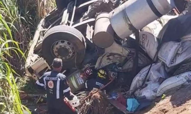 Carreta carregada com farinha capota em Pará de Minas