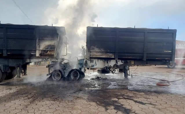 Carreta bitrem pega fogo e motorista escapa das chamas