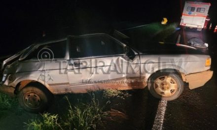 Mulher morre e quatro pessoas ficam feridas após carro capotar na BR-262