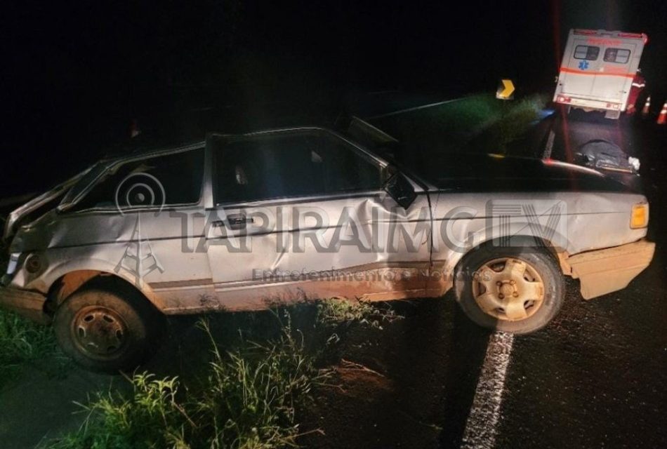 Mulher morre e quatro pessoas ficam feridas após carro capotar na BR-262