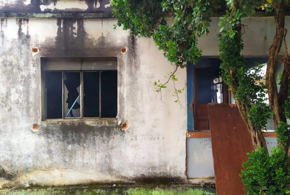 Corpo de Bombeiros combate incêndio em casa abandonada em Arcos