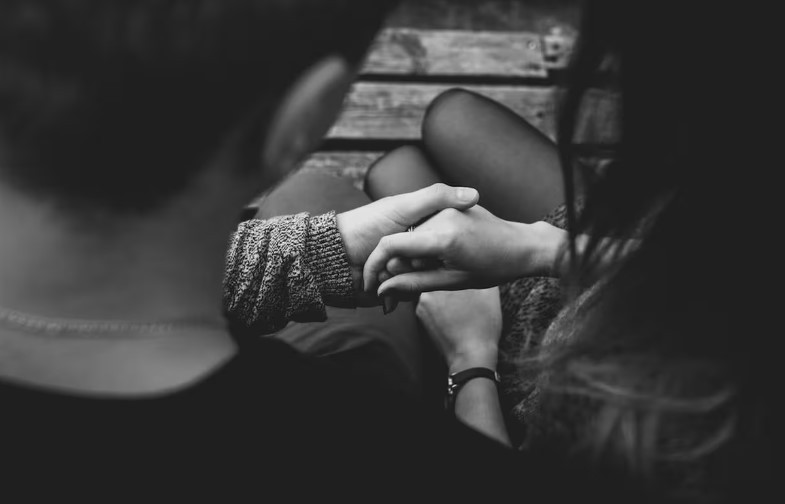 Homem engravida melhor amiga da namorada após sexo a três