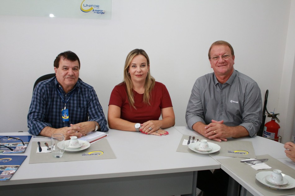 Fuom assina convênio para implementação do Laboratório de Qualidade do Leite no Unifor-MG