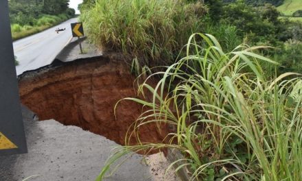 Cratera aberta interdita parcialmente faixa da BR-354, em Campo Belo