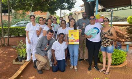 Ação de combate à dengue é realizada na praça do bairro Santa Luzia