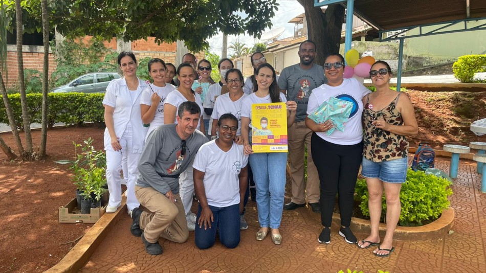 Ação de combate à dengue é realizada na praça do bairro Santa Luzia