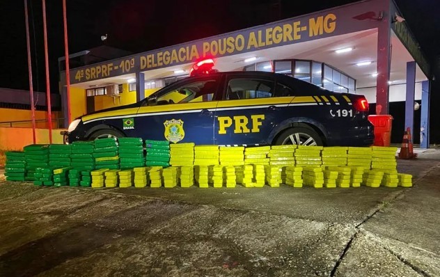 PRF apreende carro com cerca de 200 kg de maconha após perseguição na Fernão Dias