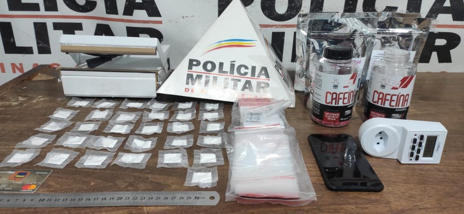 Polícia Militar apreende cocaína e desfaz laboratório caseiro de drogas em Arcos