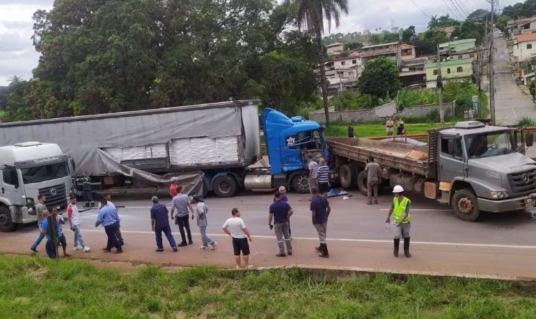 Engavetamento interdita a BR-381, em Betim