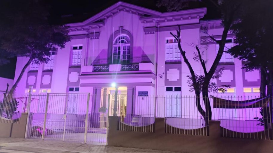 Fachada da Escola Normal recebe iluminação lilás em alusão ao mês da Mulher