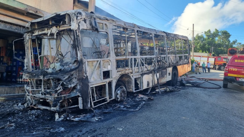 Incêndio é registrado em ônibus, bar e residências em Itaúna