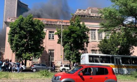 Fogo em sala dá início a incêndio no Instituto de Educação, em BH