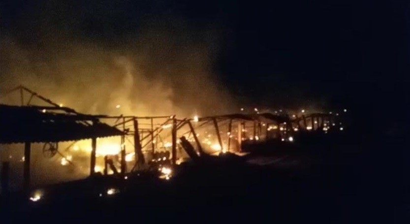 Bombeiros combatem incêndio em galpão de criação de aves, na MG-050