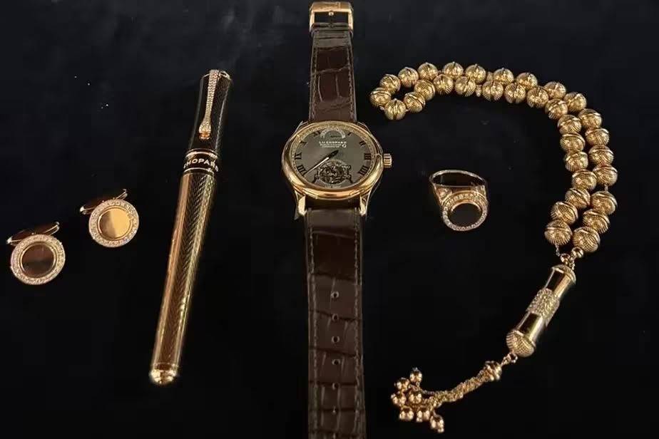 Advogados de Bolsonaro devolvem em Brasília conjunto de joias sauditas