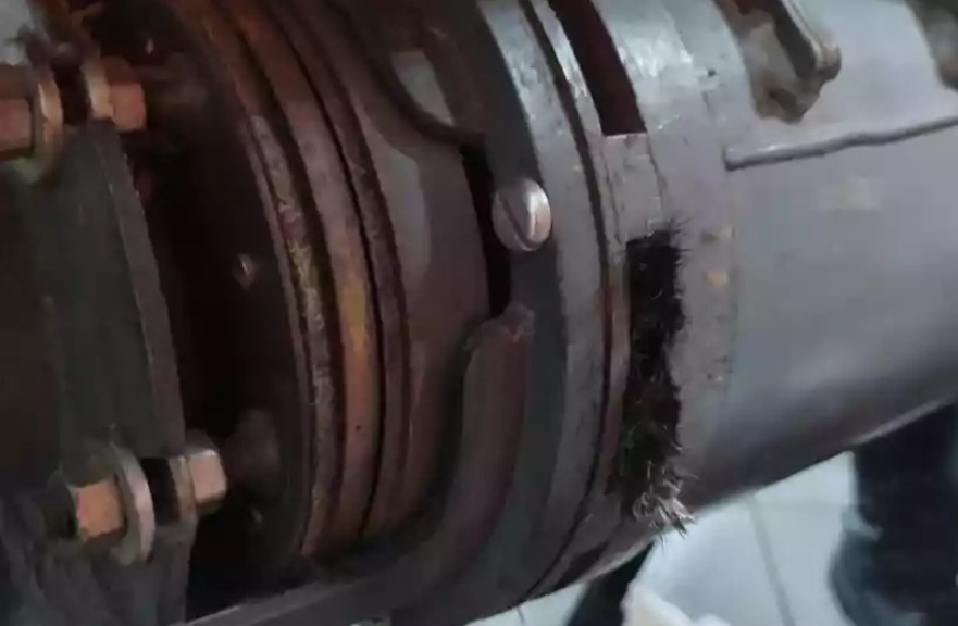 Mulher prende cabelo em máquina de costura e tem de cortá-lo para se salvar
