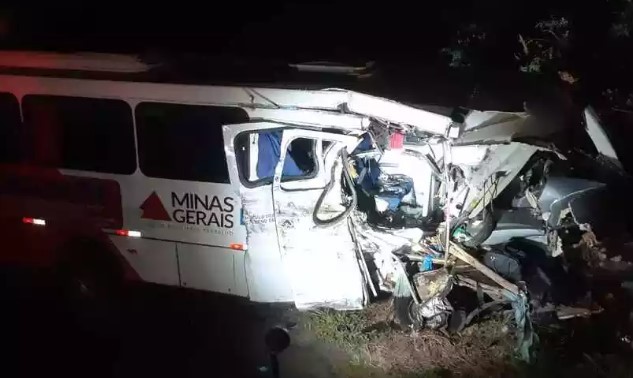 Acidente com quatro veículos mata duas pessoas e fere oito em MG