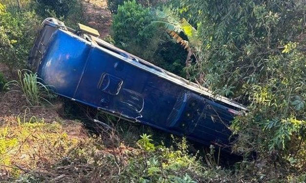 Micro-ônibus cai em ribanceira na rodovia BR-262, em Juatuba, e deixa sete feridos