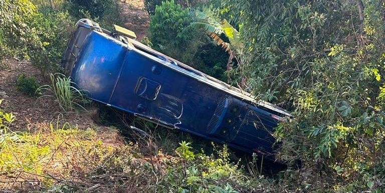 Micro-ônibus cai em ribanceira na rodovia BR-262, em Juatuba, e deixa sete feridos