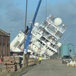 Navio tomba em porto da Escócia e deixa feridos