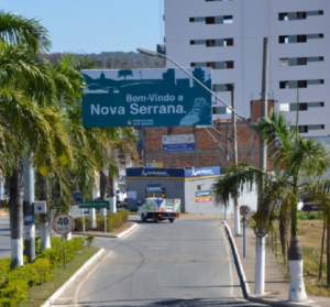 homem exibe órgão genital em estacionamento de supermercado em Nova Serrana