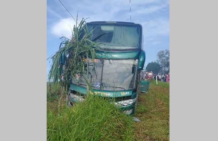 Acidente com ônibus na MG-050, em Córrego Fundo, deixa duas pessoas com ferimentos leves