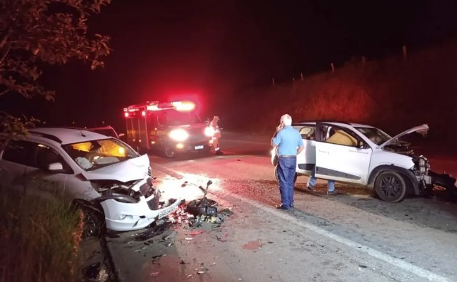 Cadeirante morre após acidente entre carro e ambulância no Sul de Minas