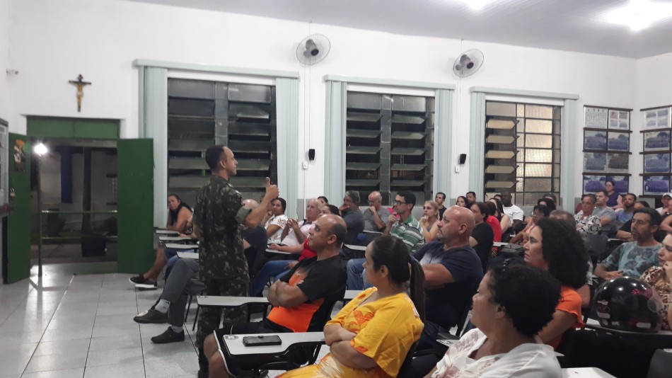 TG 04-030 realiza palestra aos pais dos atiradores matriculados no corrente ano