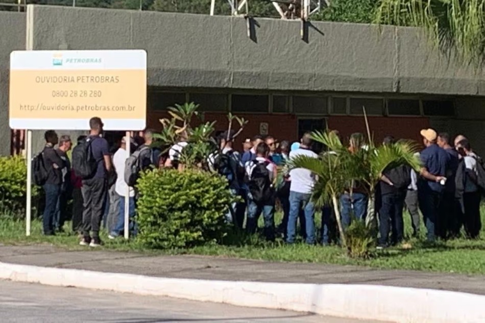 Petroleiros fazem paralisação em Betim contra privatizações na Petrobrás