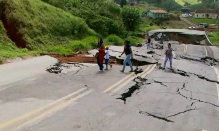 Pedestres se arriscam para passar em cratera no trecho interditado de rodovia