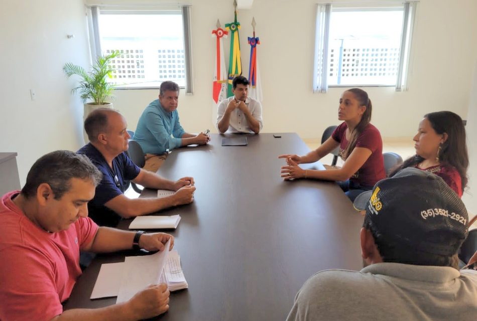 Vereador Flávio Martins participa de reunião com Prefeitura e pais de alunos de comunidades rurais