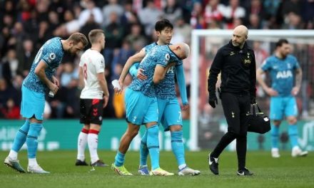 Richarlison sofre lesão em jogo do Tottenham e sai de campo chorando