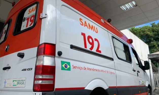Jovem é socorrido após capotamento na MG-050, em Divinópolis