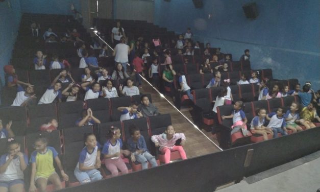 Alunos da Escola Benedita Gomide Leite participam de sessão de cinema
