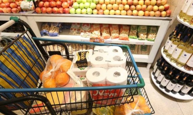 Supermercado deve indenizar funcionária por restringir uso do banheiro, em Minas