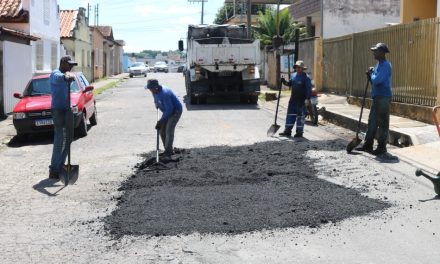 Ruas próximas ao Parque de Exposições recebem operação tapa-buracos