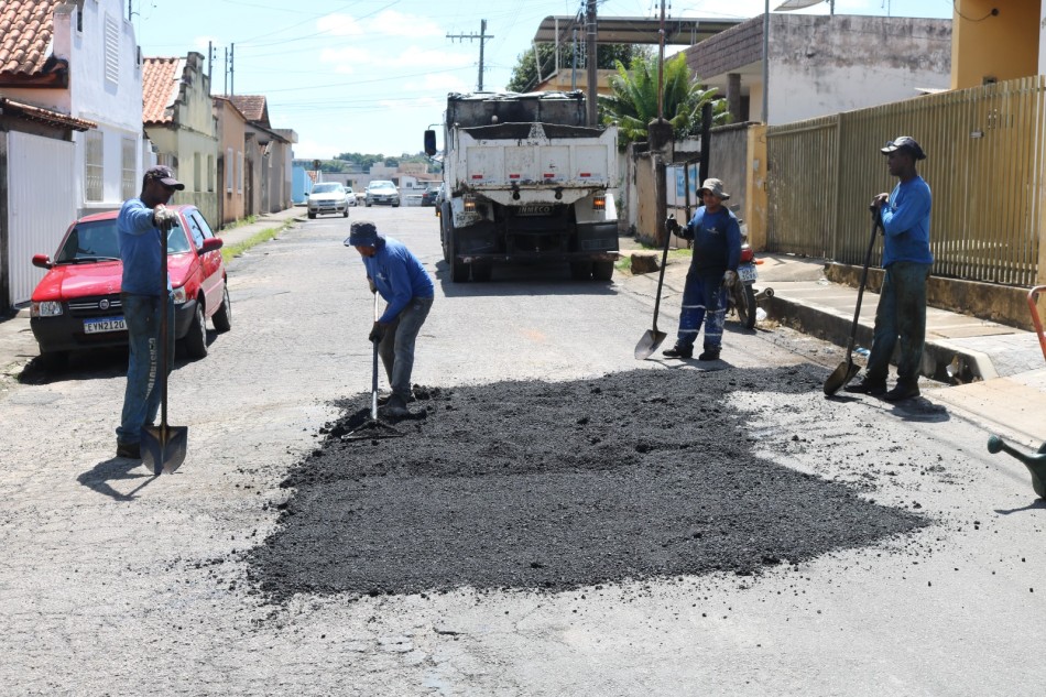 Ruas próximas ao Parque de Exposições recebem operação tapa-buracos