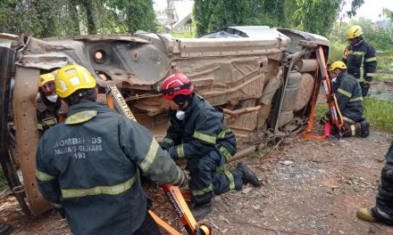 Bombeiros de Formiga e Arcos participam de treinamento de salvamento veicular