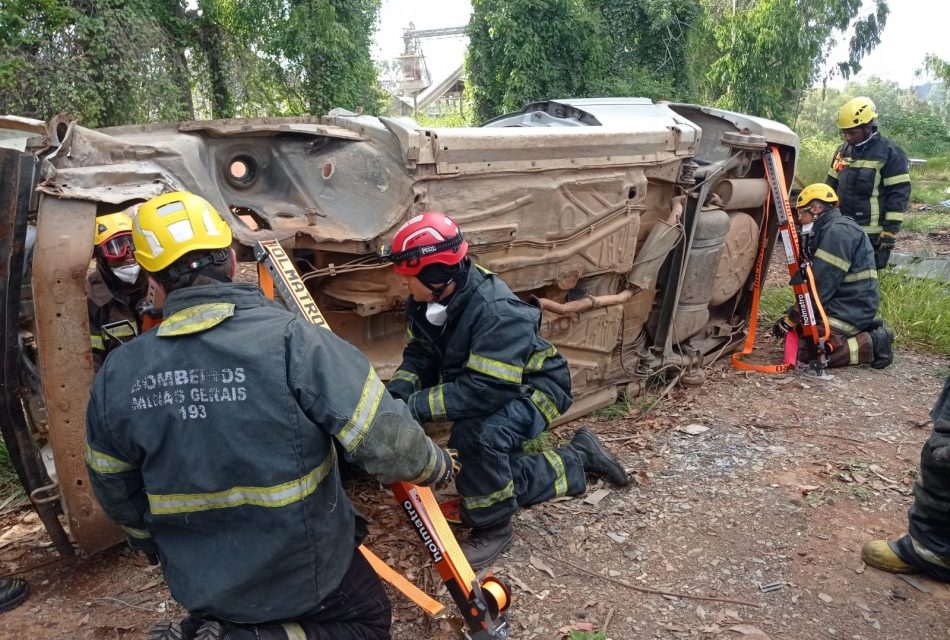 Bombeiros de Formiga e Arcos participam de treinamento de salvamento veicular