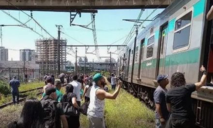 Trem em SP desencarrilha com 50 passageiros a bordo