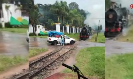 Trem turístico consegue frear antes de bater em carro que parou em cima do trilho em MG