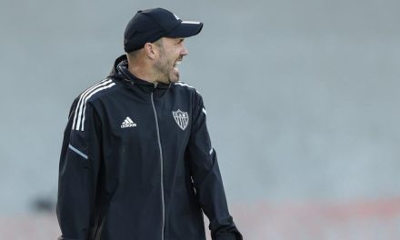 Coudet apara arestas e tem sequência garantida no Atlético após reunião