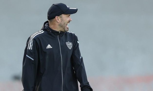 Coudet apara arestas e tem sequência garantida no Atlético após reunião