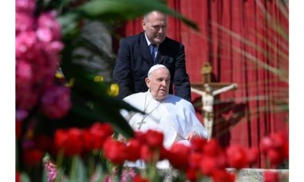 Papa Francisco celebra missa de Páscoa e condena ‘obstáculos’ para a paz mundial