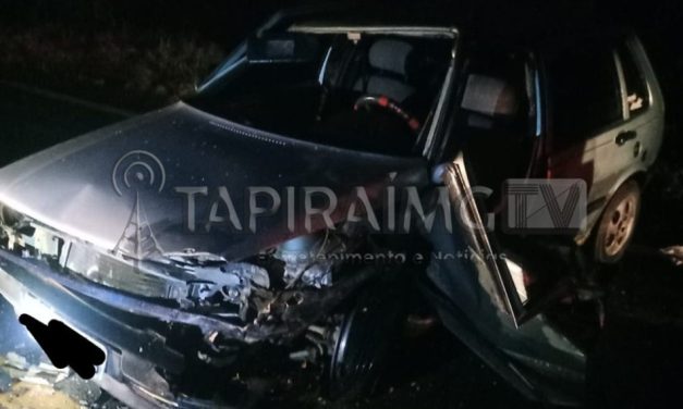 Motorista fica preso às ferragens após colisão entre carros na BR-354, em Bambuí
