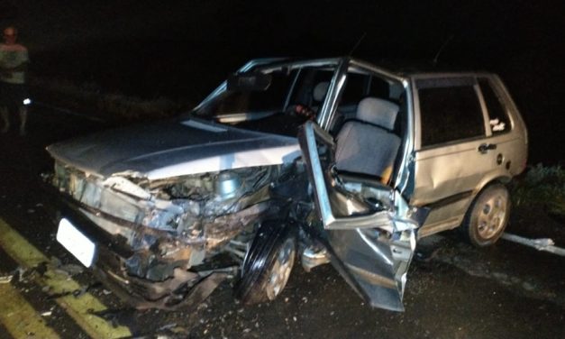Três homens morrem em acidente envolvendo carro e carreta na BR-354 em Bambuí